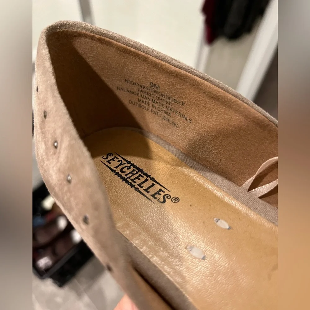 Seychelles brand taupe flat with rhinestone detail - Picture 13 of 16